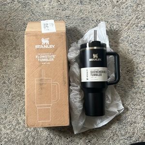 *BRAND NEW* Stanley 40oz quencher. Color Black Glow.